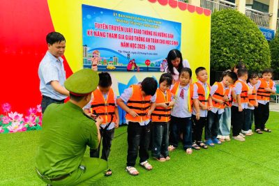 Tuyên truyền Luật giao thông và hướng dẫn kĩ năng tham gia giao