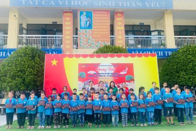 Chương trình trao tặng quà cho HS nghèo trong dịp ‘Tết Trung